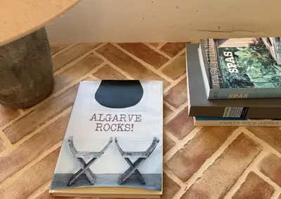 a box with a sign that reads alternative rocks at Quinta do Lago, Victory Village N 63 in Almancil