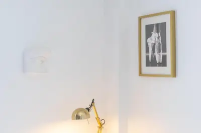 a lamp in a room with a picture on the wall at Magnífico apartamento perto da praia in Albufeira