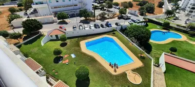 an overhead view of a large swimming pool in a park at Apartamento CPiscina-Albufeira in Albufeira