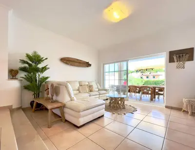 a living room with a white couch and a table at Vivenda em Vilamoura Marina Ténis Academy in Vilamoura