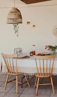 a counter top with two plates and oranges on it at Casa Manjerico in Loulé
